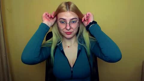 Snapshot of luna_lush_ chatting on January 4, 2025, 8:17 am Luna online show from January 4, 2025, 8:17 am