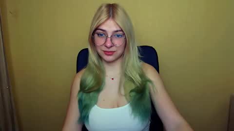 Snapshot of luna_lush_ chatting on January 7, 2025, 8:24 am Luna online show from January 7, 2025, 8:24 am