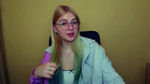 Snapshot of luna_lush_ chatting on January 21, 2025, 8:30 am Luna online show from January 21, 2025, 8:30 am