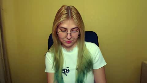 Snapshot of luna_lush_ chatting on January 30, 2025, 12:48 pm Luna online show from January 30, 2025, 12:48 pm