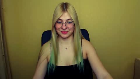 Snapshot of luna_lush_ chatting on February 4, 2025, 8:24 am Luna online show from February 4, 2025, 8:24 am