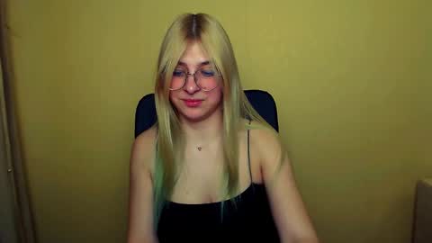 Snapshot of luna_lush_ chatting on February 4, 2025, 11:27 am Luna online show from February 4, 2025, 11:27 am