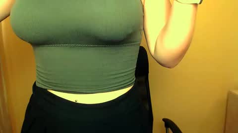 Snapshot of luna_lush_ chatting on February 28, 2025, 11:03 am Luna online show from February 28, 2025, 11:03 am