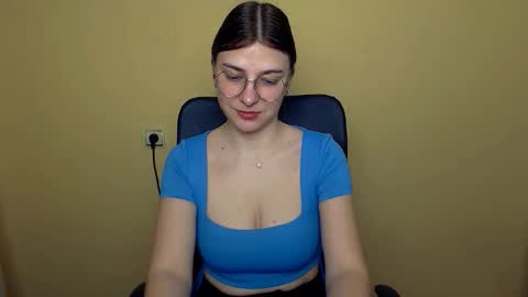 Snapshot of luna_lush_ chatting on December 19, 2025, 10:11 am Luna online show from December 19, 2025, 10:11 am