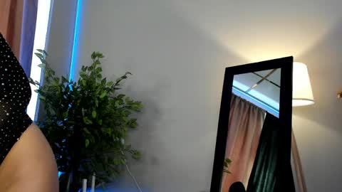Snapshot of luna_mee chatting on April 28, 2026, 1:37 am Adele online show from April 28, 2026, 1:37 am