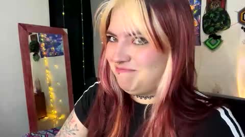 luna_rayy online show from October 20, 2025, 8:37 am