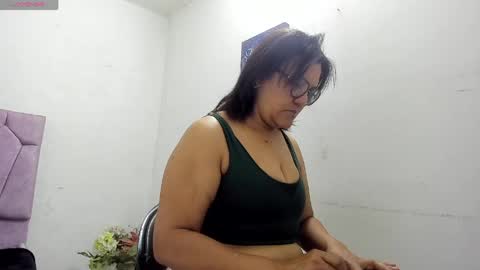 lunabrillante1972 online show from May 27, 2026, 8:55 am