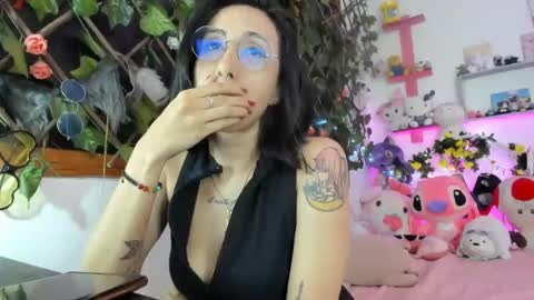 Snapshot of lunacristal_moon chatting on January 12, 2025, 5:13 am lunacristal_moon online show from January 12, 2025, 5:13 am