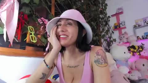 Snapshot of lunacristal_moon chatting on February 20, 2025, 1:19 pm lunacristal_moon online show from February 20, 2025, 1:19 pm