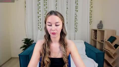 lunacurly_ online show from December 17, 2025, 11:49 am