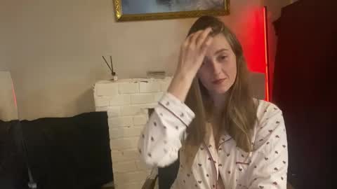 lunafeather online show from November 6, 2025, 3:57 pm