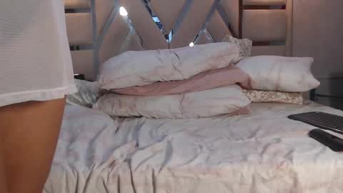 LUNA online show from April 19, 2026, 4:56 am