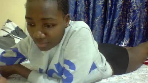 lunah_kitty online show from April 16, 2026, 6:09 pm