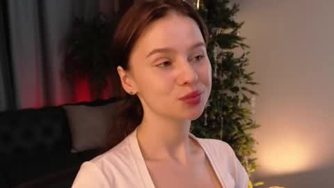 lunaolivia_ online show from November 25, 2025, 1:11 pm