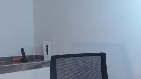 Snapshot of lunapalmer01 chatting on December 6, 2024, 2:57 am Julieth online show from December 6, 2024, 2:57 am