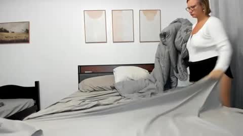 LunaPearl   online show from September 20, 2025, 8:32 pm