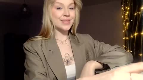 lunapeony online show from April 5, 2026, 6:05 pm