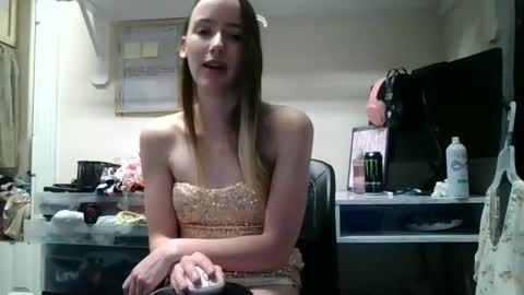 lunapixie2020 online show from February 4, 2025, 5:45 pm