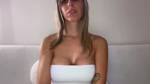 lunarose16 online show from October 17, 2025, 10:01 pm