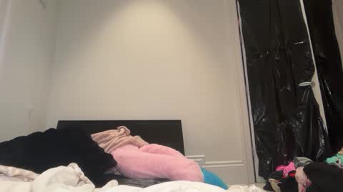 lunarose17 online show from February 17, 2026, 7:49 am