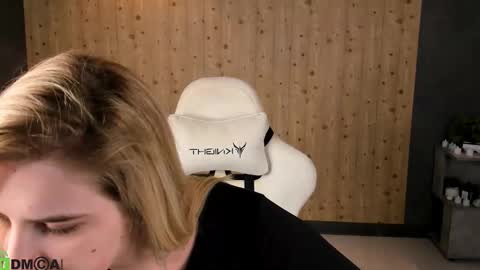 LunasShine online show from February 6, 2026, 4:17 am