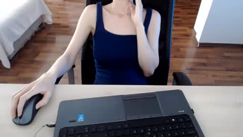 lunavibe_ online show from June 18, 2026, 11:47 am