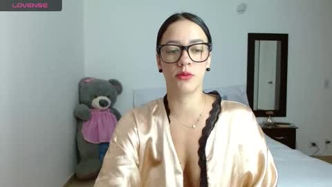 lunayois02 online show from December 30, 2024, 11:59 am