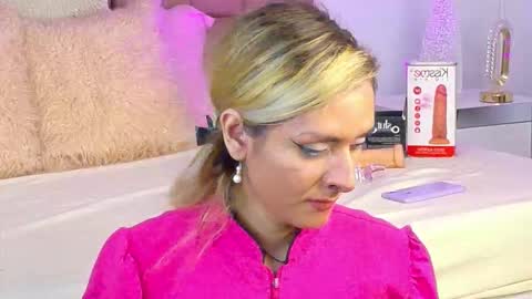 Snapshot of lunitadiva chatting on November 21, 2025, 2:05 pm lunitadiva online show from November 21, 2025, 2:05 pm