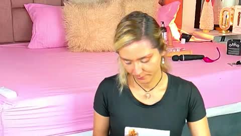 Snapshot of lunitadiva chatting on December 22, 2025, 2:47 pm lunitadiva online show from December 22, 2025, 2:47 pm