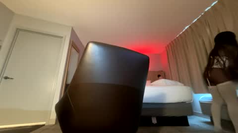 Snapshot of luvvlee chatting on July 12, 2026, 8:00 pm luvvlee online show from July 12, 2026, 8:00 pm