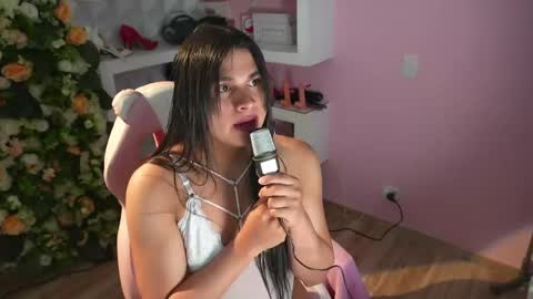 Snapshot of luz_celeste_ chatting on May 19, 2026, 4:35 pm Luz online show from May 19, 2026, 4:35 pm
