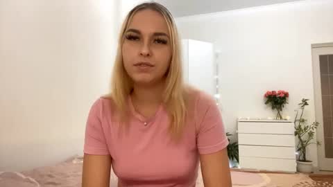 Mia online show from October 20, 2025, 3:01 pm