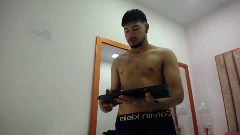 lyam_saenz online show from November 6, 2025, 7:59 pm