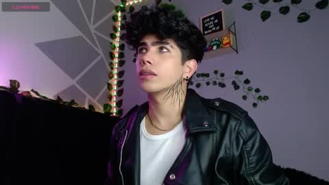 Lyle Bennett Freelance Model online show from December 4, 2024, 10:02 am