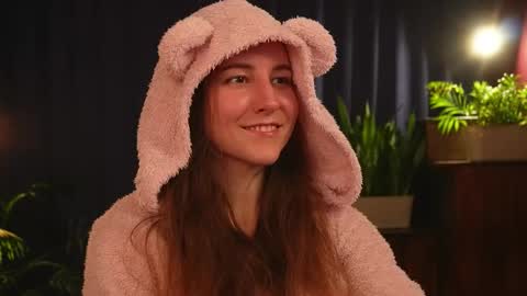 Lynn online show from November 21, 2025, 3:11 pm