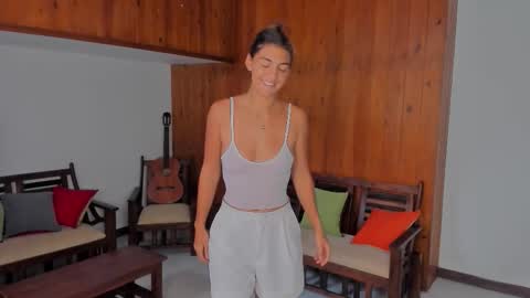  LYNN  online show from November 18, 2025, 4:50 am