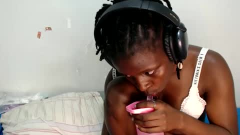 lyenne online show from October 18, 2025, 3:24 pm