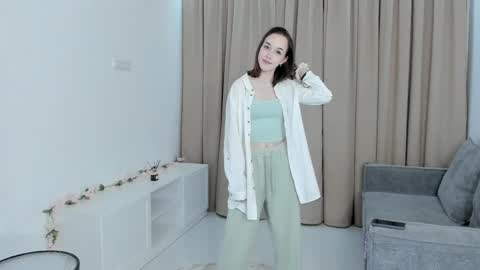 Snapshot of lynseyolstad chatting on April 5, 2026, 6:05 pm Lynsey online show from April 5, 2026, 6:05 pm