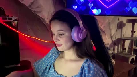 Snapshot of mabelneonakis chatting on May 23, 2026, 6:12 pm Apolonia online show from May 23, 2026, 6:12 pm