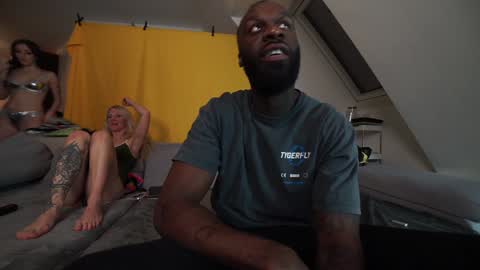 Snapshot of mac_troy chatting on December 5, 2024, 8:11 pm Mac Troy online show from December 5, 2024, 8:11 pm