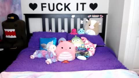 Mackenzie Wolfe online show from December 4, 2025, 5:06 am