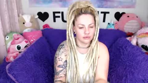 Snapshot of mackenziewolfe chatting on June 13, 2026, 4:10 am Mackenzie Wolfe online show from June 13, 2026, 4:10 am