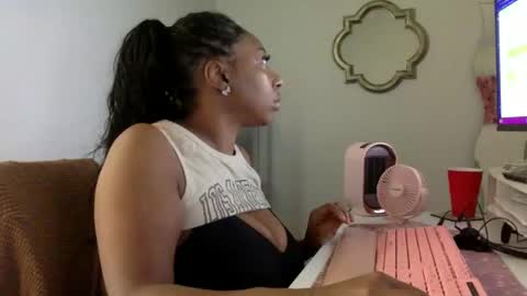 madam_glam online show from May 19, 2026, 3:51 pm