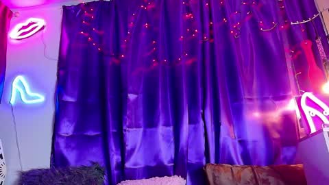 Snapshot of maddilust chatting on April 19, 2026, 6:10 pm Miss Lust online show from April 19, 2026, 6:10 pm