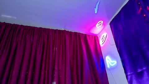 Snapshot of maddilust chatting on May 27, 2026, 7:00 pm Miss Lust online show from May 27, 2026, 7:00 pm