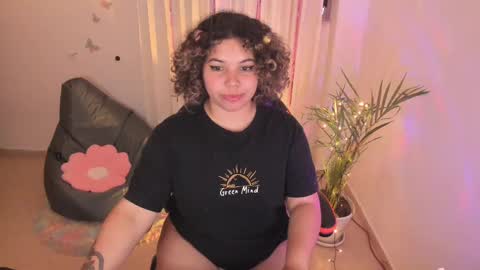 Snapshot of madelaine_taylor chatting on February 25, 2025, 5:15 pm madelaine_taylor online show from February 25, 2025, 5:15 pm