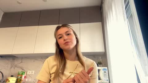 Snapshot of madelynschlee chatting on March 18, 2026, 1:47 pm Kira online show from March 18, 2026, 1:47 pm