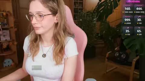 Nicole online show from October 21, 2025, 9:04 pm