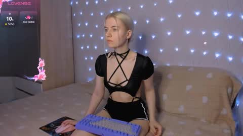 Your kitty online show from November 11, 2025, 2:44 am