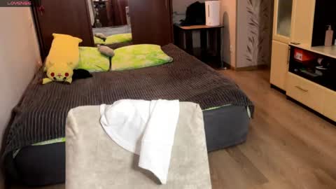 Jinny online show from April 15, 2026, 8:09 pm